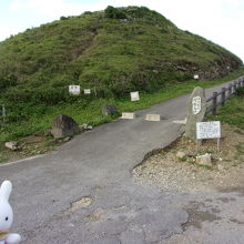 駐車場からはこういう道を歩きます。