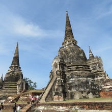 仏塔が並んでいます