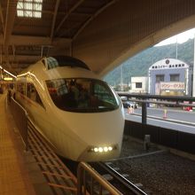 白くて艶々な車体