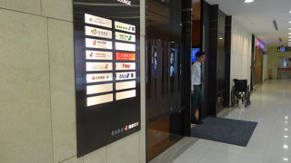 美食が味わえるラウンジ