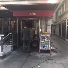 平日ランチタイムは行列ができています