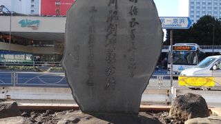 地味な場所にあります