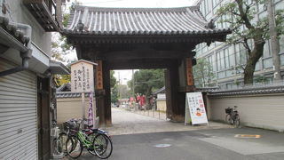 小ぶりの門です