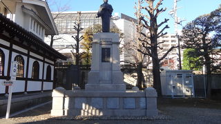 威風堂々とした銅像