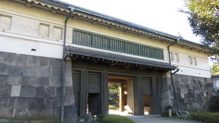 平川門を出ると東京国立近代美術館がすぐ近くにある