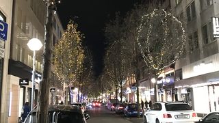 ブランドショップが立ち並ぶ通り