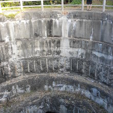 隣接する黒崎砲台跡。ガイドさんとの対比で大きさが分かります