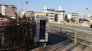 ここからながめる川縁の光景がいい。