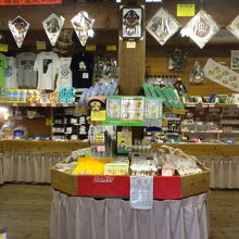 唯一の土産店。砲台の歴史写真も展示されています