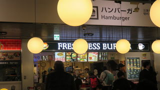 東京駅行のバスの待ち時間にハンバーガーを食べる