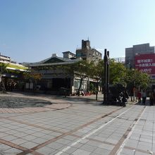 公園内のMRT龍山寺駅入口も中国宮殿風