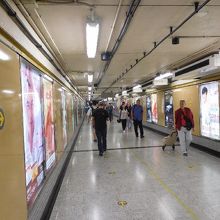 地下鉄の上環駅から信徳中心に向かう通路は長いですよ