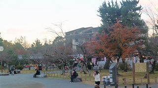 渡月橋(本流)と渡月小橋(分流)の`島`公園