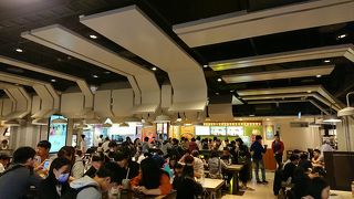 フードコートは満席