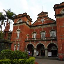 正面ロータリーと2つの搭、ヤシの木が南国