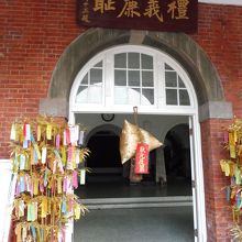 煉瓦のアーチの正面玄関