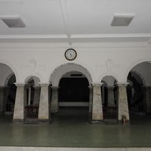 正面玄関奥のホール、館内は白くてさわやか