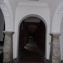 両サイドへの回廊が続く・・・