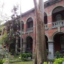 中庭に面した回廊、煉瓦のアーチが美しい