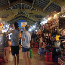 閉店が近いとローカルの人の姿は見られないです