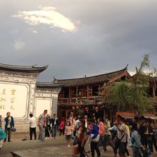 木府付近の人ごみ