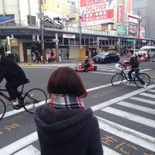 なぜか、ゴーカートが通過！