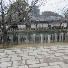 隣に仏足石があります