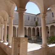 静かな中庭とルネッサンス様式の回廊