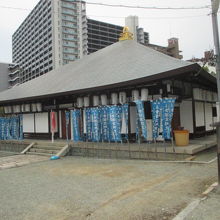 屋根がなだらかです