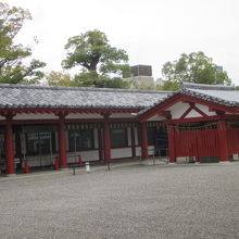 グルっと取り囲んでいます