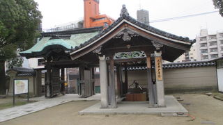 井戸を囲ってます