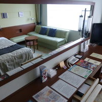 大きな鏡が部屋を広く見せます．