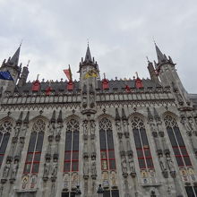 赤い旗が似合っています