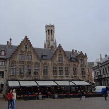 建物の向こうに一際高い鐘楼も見えます