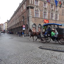 広場によく似合う観光馬車