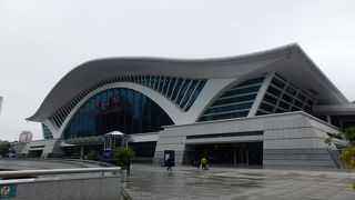 駅舎の2階からBRTへ、バスターミナルへは地下街を通って