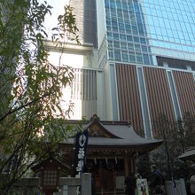 高層ビルに囲まれた境内