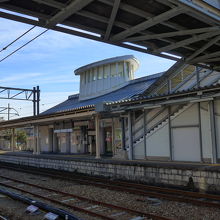 ホームから見た有田駅駅舎