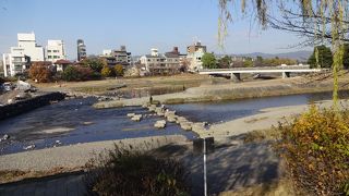 賀茂大橋の先で二つに分かれる川は呼び方は同じで、文字は変わる。