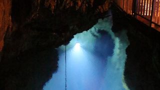 洞窟の中の池が神秘的