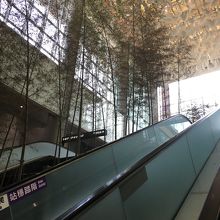 台北駅のMRT乗り場を結ぶエスカレーター