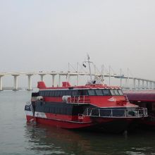 香港から乗って来たターボジェットです