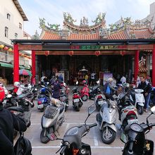 目の前は駐輪場