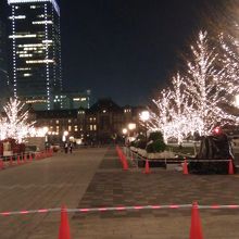 丸の内駅舎を望む