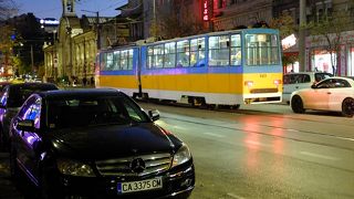 ソフィア中央駅とスヴェタ・ネデリャ広場を結んでいる道。トラムも走っています。