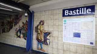 駅を出るとすぐバスティーユ広場です