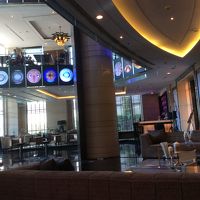 朝食は二階で。果物が豊富なブッフェスタイル。