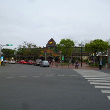 逆に光復路から真正面の宣蘭駅を見る