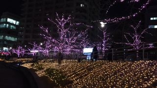 目黒川の水辺空間を活かしたまちづくりを行う品川区立の施設です