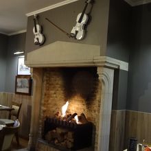 暖炉の上に白いバイオリンが飾ってあります